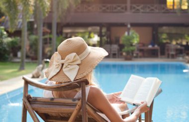 livre-ouvert-femme-piscine