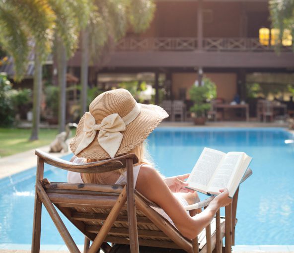 livre-ouvert-femme-piscine